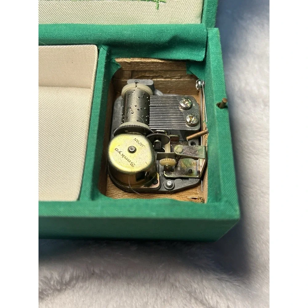 Vintage Sankyo Musical Jewelry Box Babys Treasures‎ Embroidered Teddy Bear Green